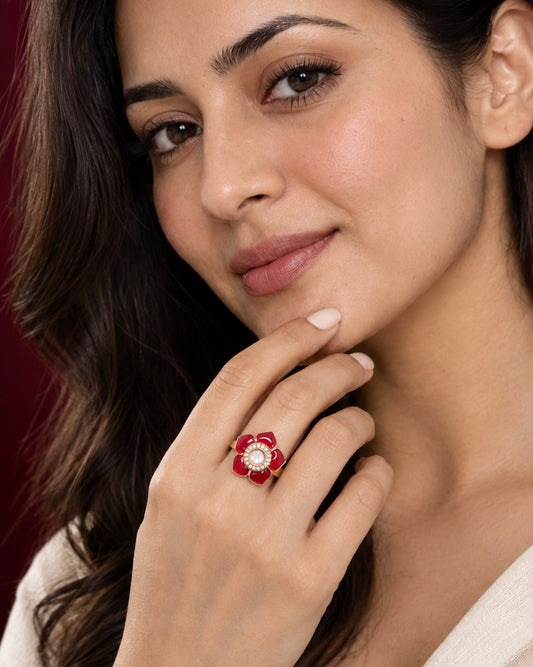 Sleek epoxy gloss meets timeless sparkle in this gorgeous finger ring.